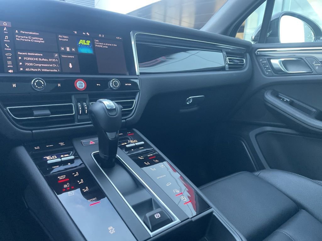Certified 2025 Porsche Macan AWD/4WD image 34