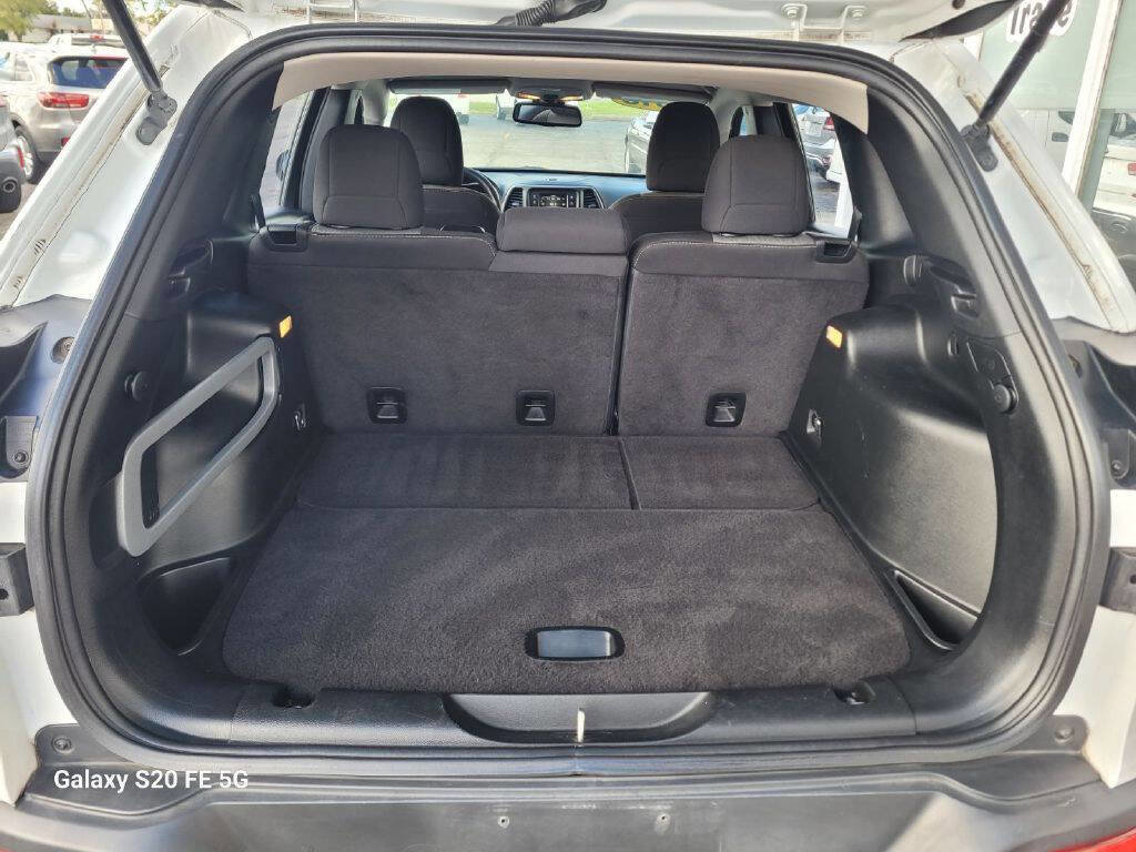 Used 2016 Jeep Cherokee Sport image 18