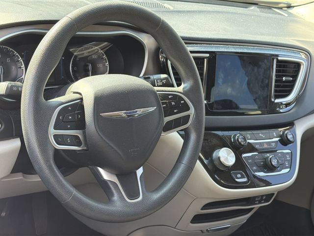Used 2018 Chrysler Pacifica Touring Plus w/ Tire & Wheel Group FWD image 17