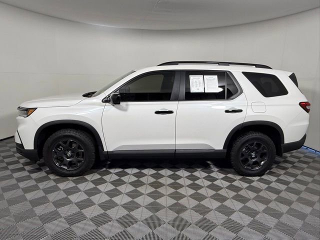 Used 2025 Honda Pilot TrailSport image 3