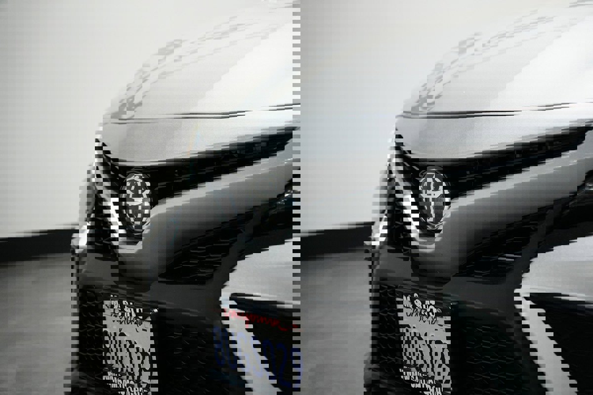 Used 2021 Toyota Camry SE w/ Carpet Mat Package (TMS) image 2