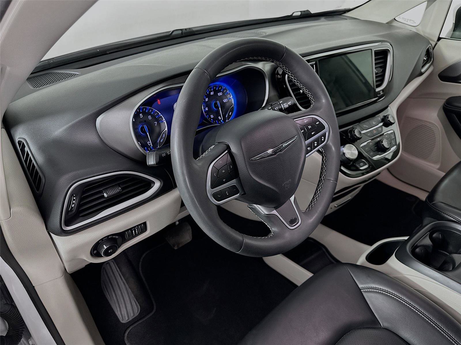 Used 2023 Chrysler Pacifica Touring-L image 23