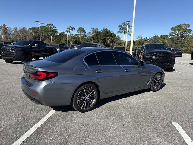 Used 2022 BMW 530e w/ Premium Package image 3