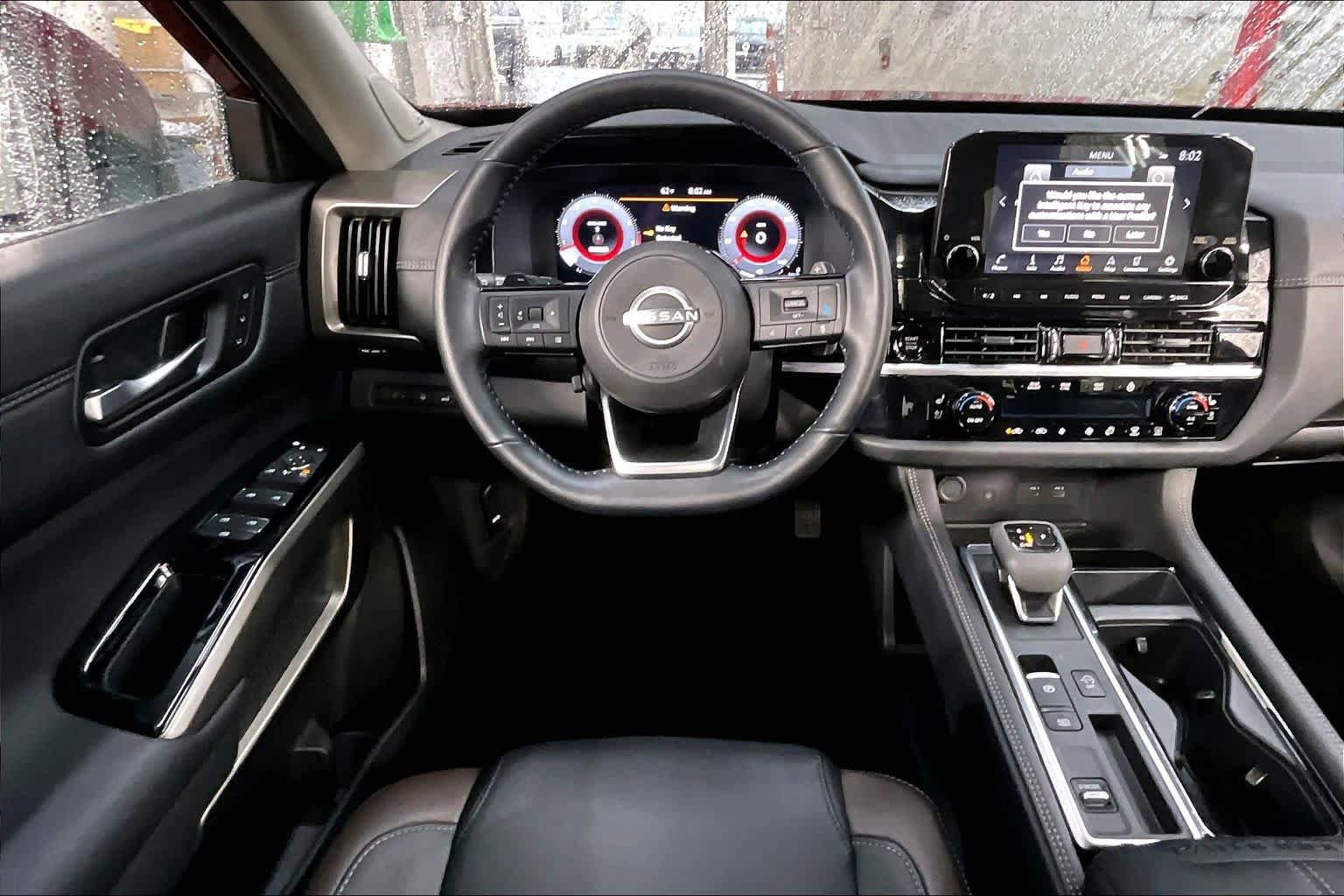 Used 2025 Nissan Pathfinder Platinum FWD image 6