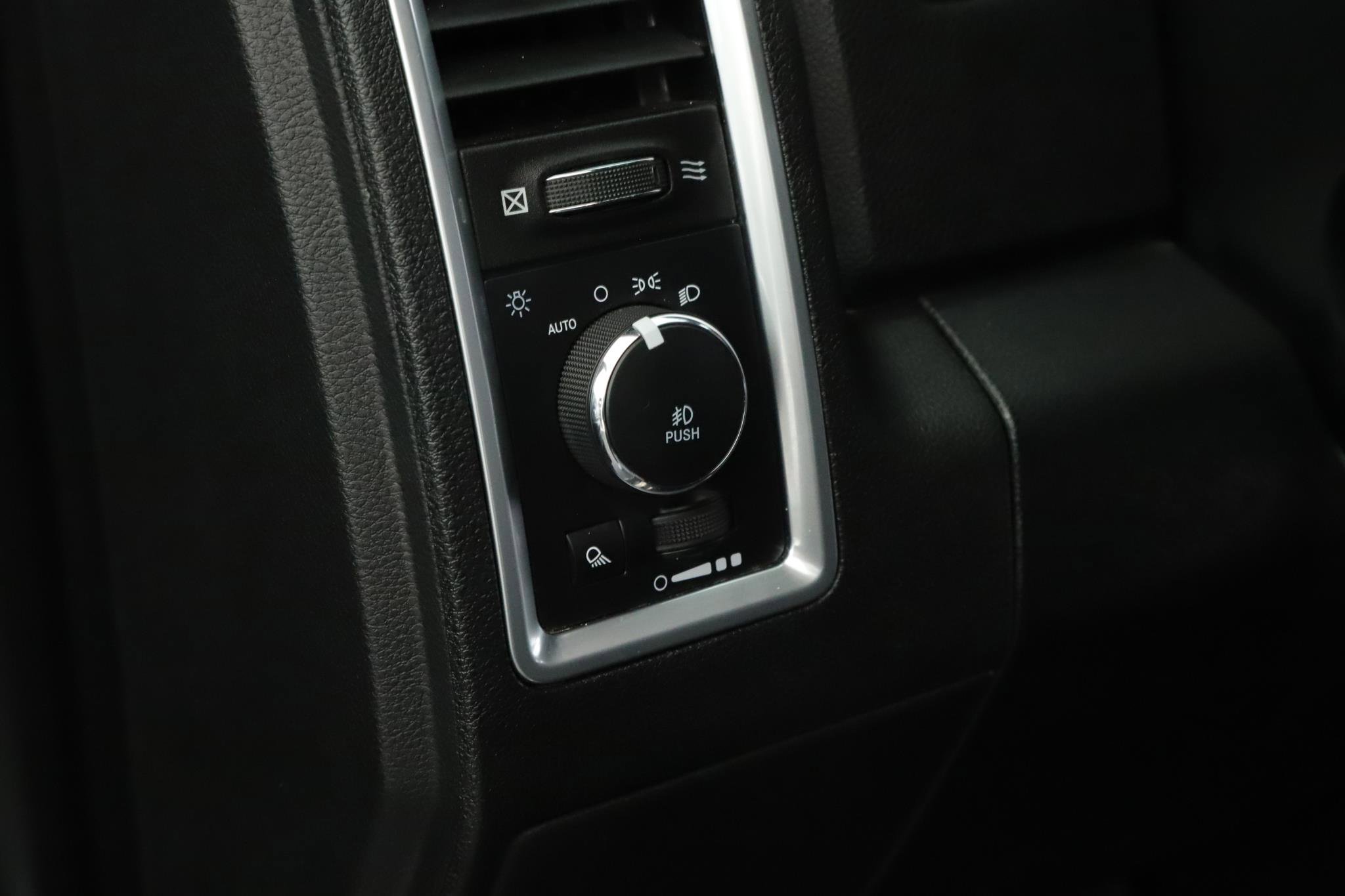 Used 2018 RAM 1500 Limited image 10