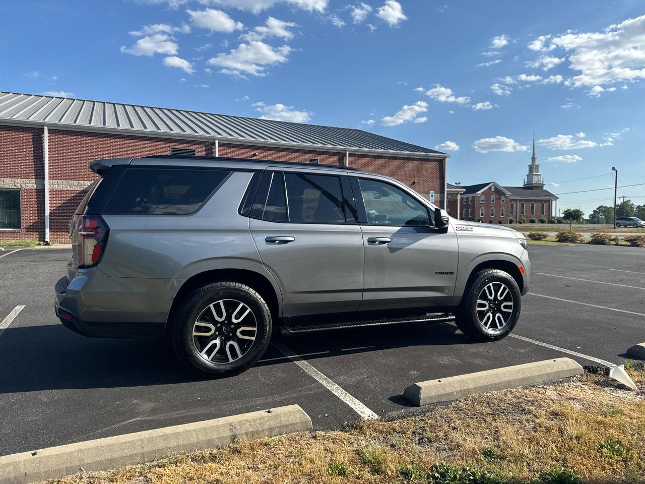Used 2021 Chevrolet Tahoe Z71 w/ Luxury Package AWD/4WD image 4