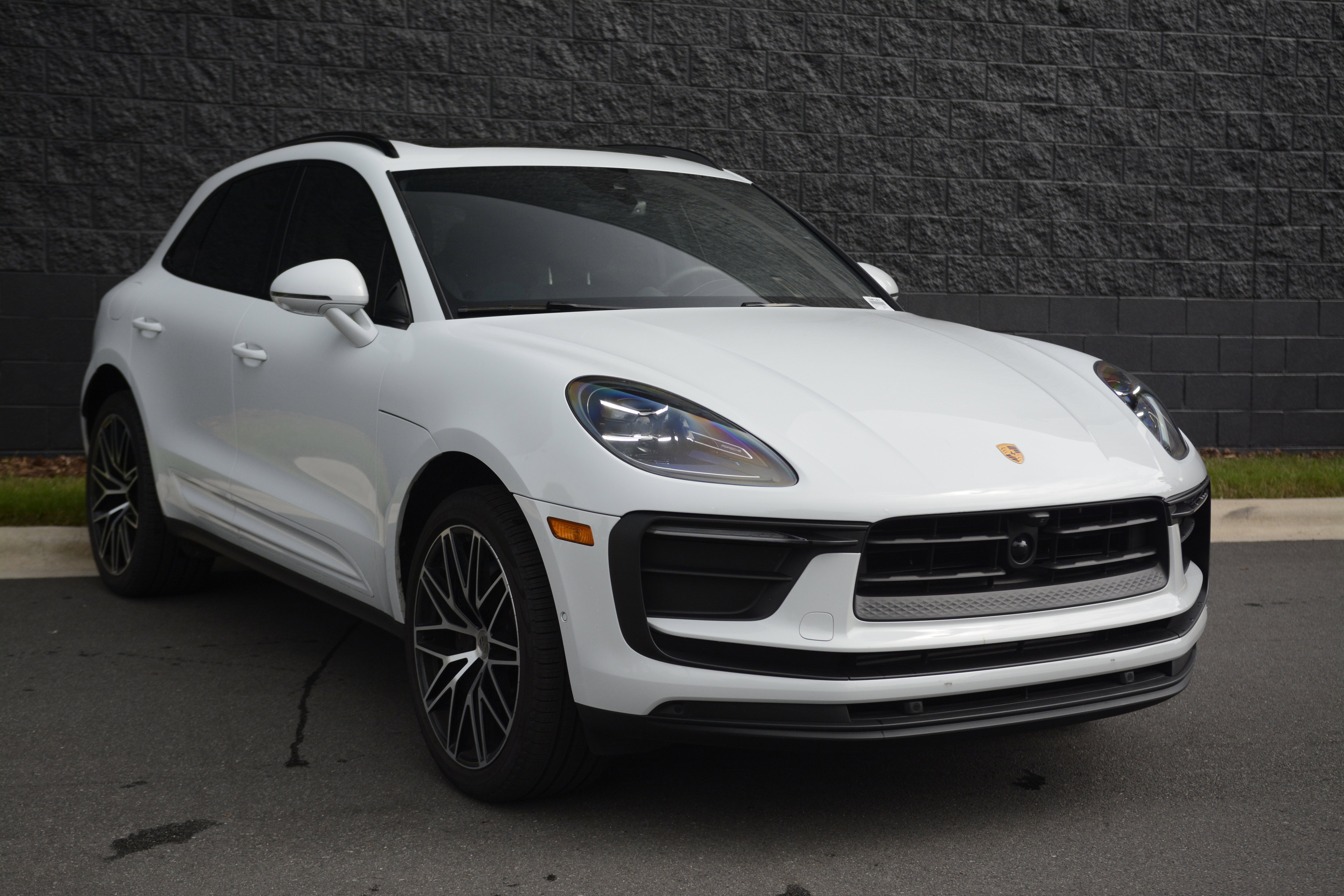 Certified 2026 Porsche Macan AWD/4WD image 9