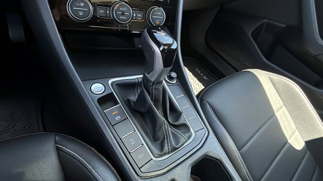 Used 2023 Volkswagen Jetta SE w/ Panoramic Sunroof Package FWD image 30