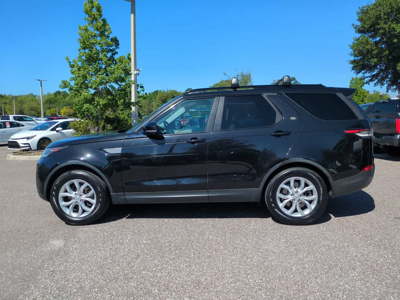 Used 2017 Land Rover Discovery SE AWD/4WD image 3