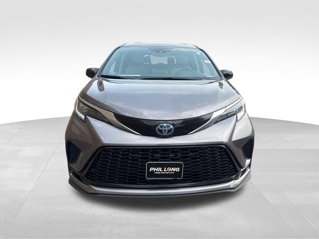Used 2022 Toyota Sienna XSE w/ XSE Plus Package FWD image 2