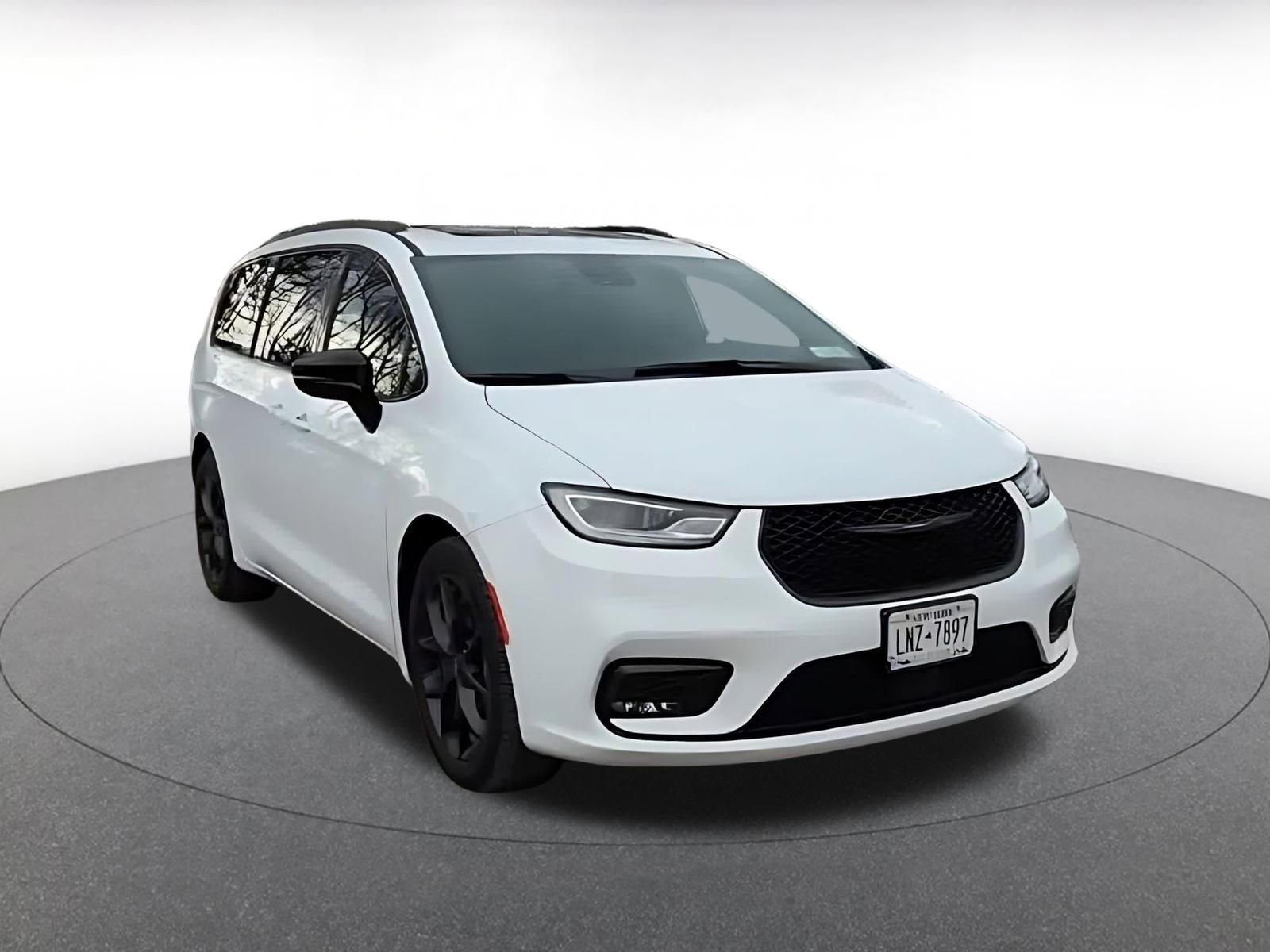 Used 2025 Chrysler Pacifica Limited image 3