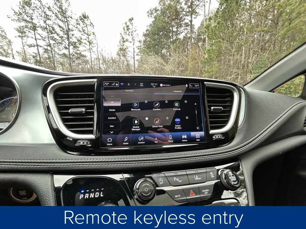 Used 2025 Chrysler Pacifica Limited image 39