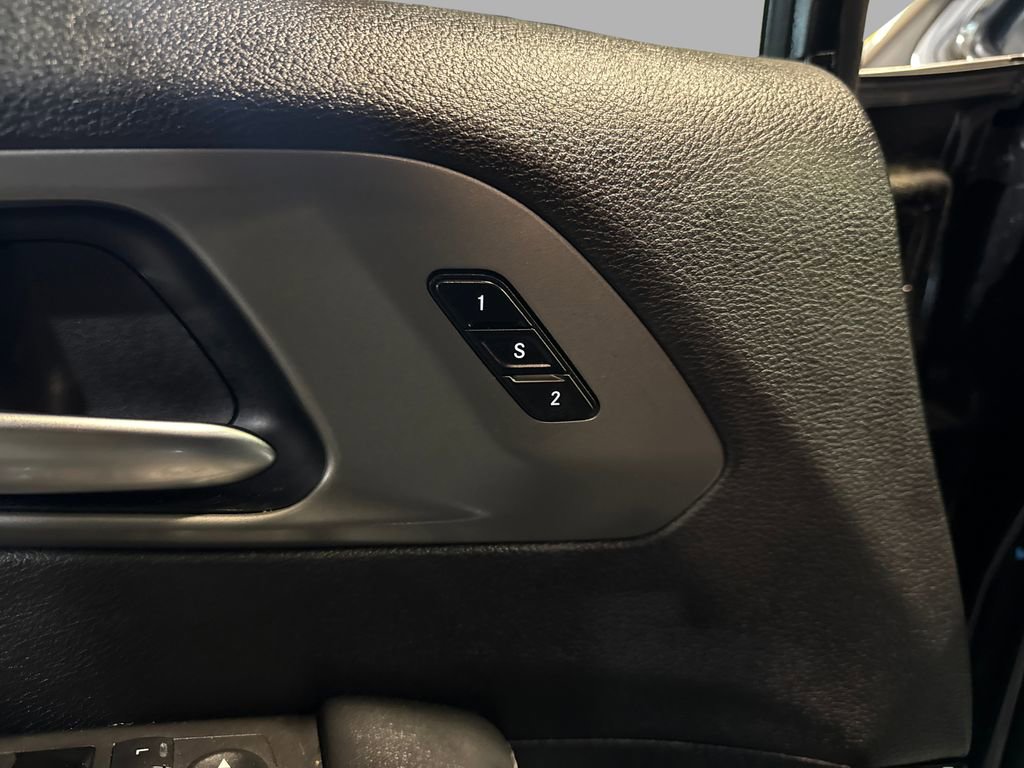 Used 2025 Chrysler Pacifica Select image 11