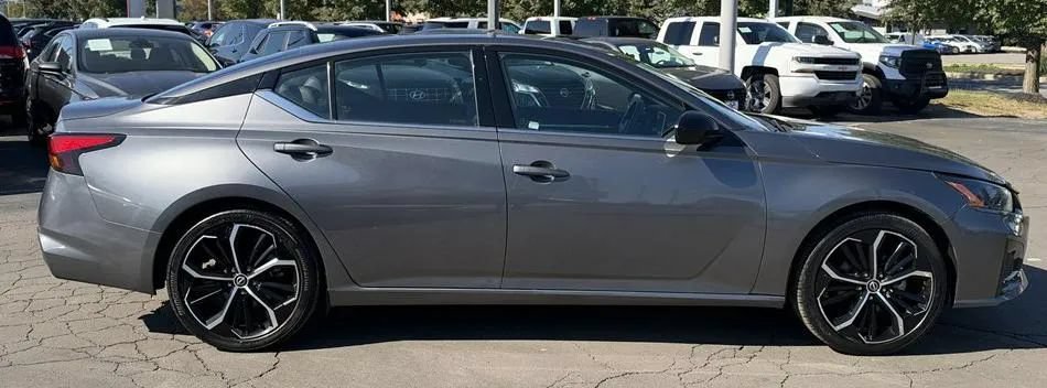 Used 2024 Nissan Altima 2.5 SR FWD image 8