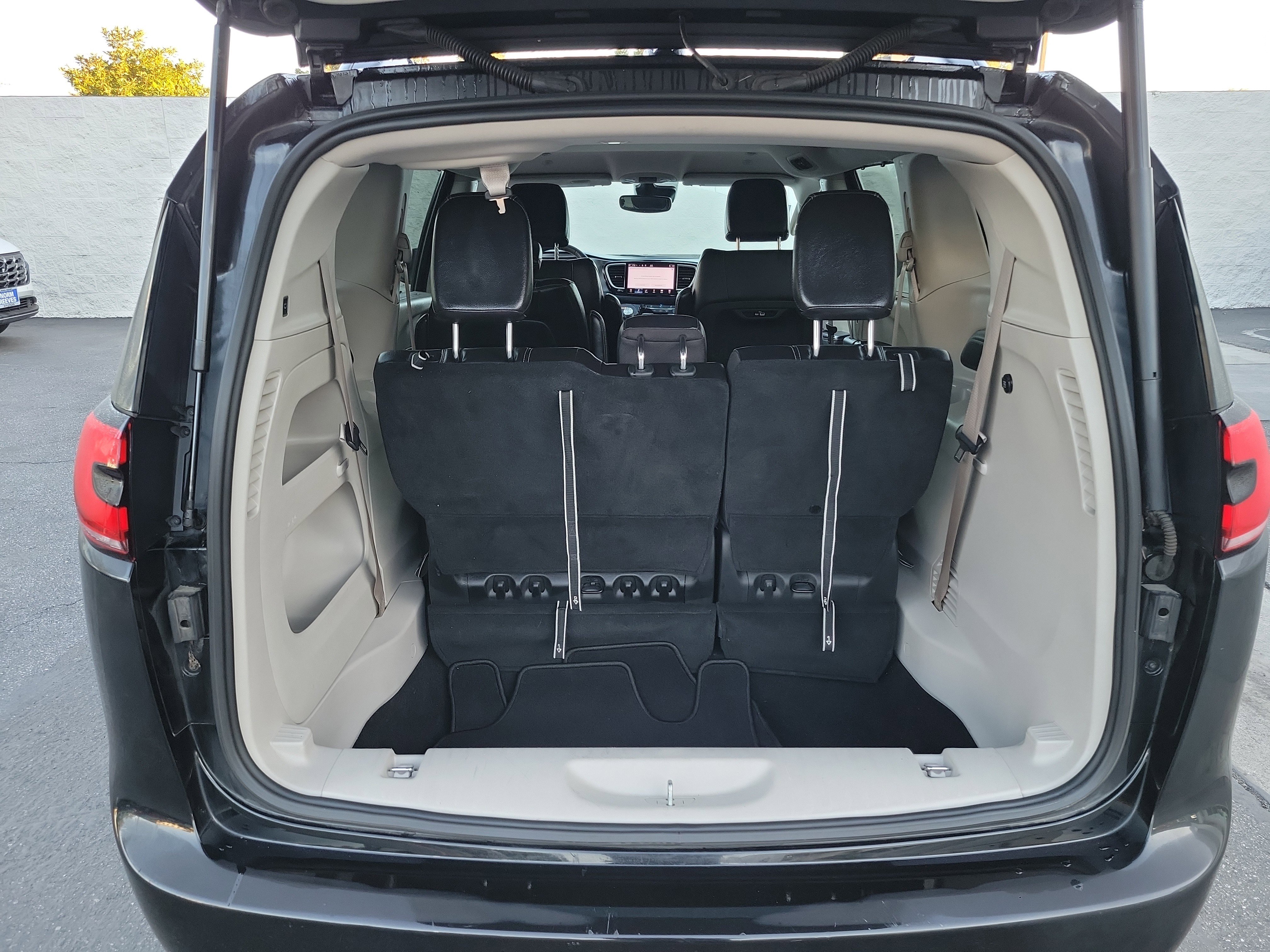 Used 2022 Chrysler Pacifica Touring-L image 21