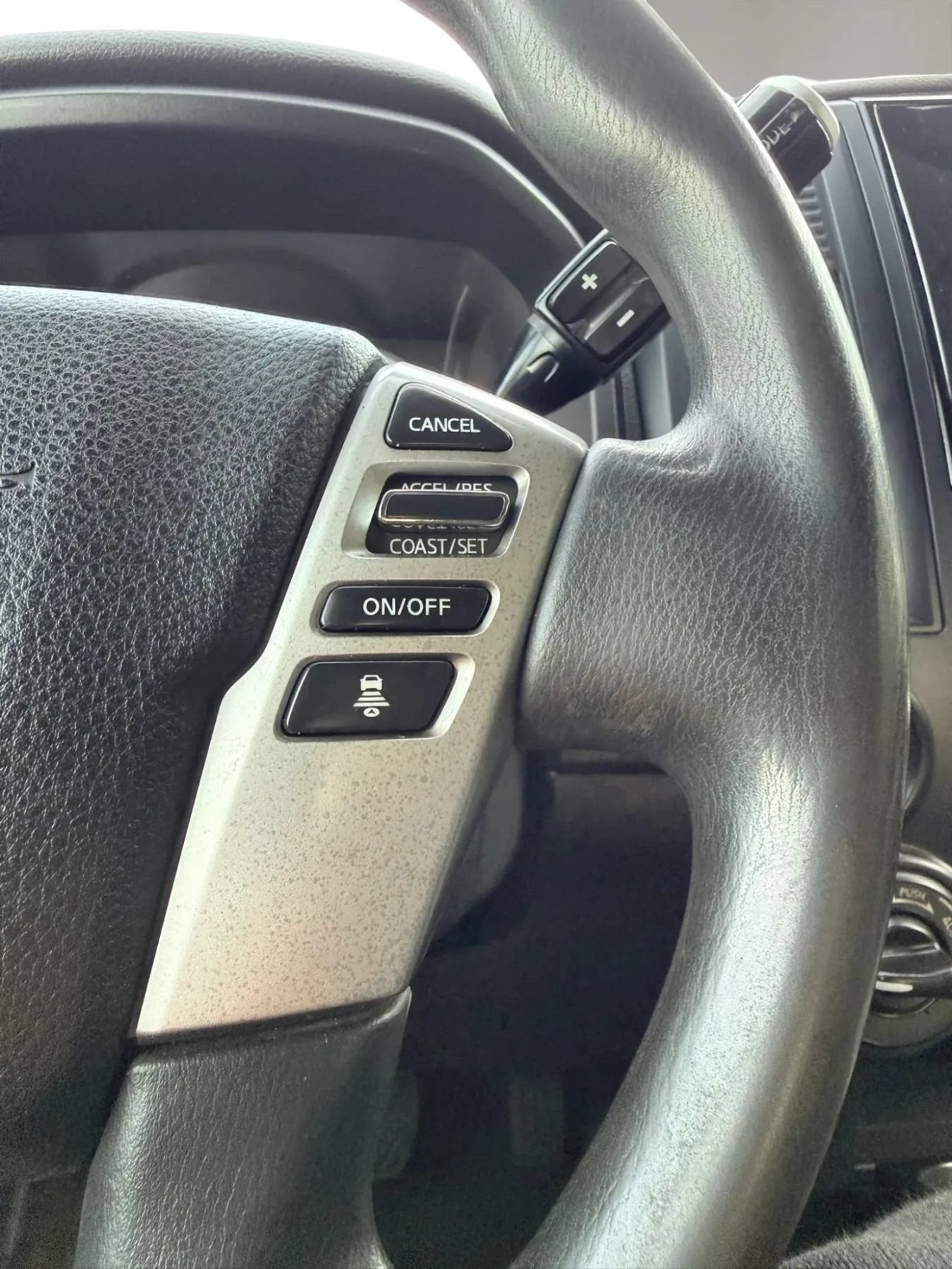 Used 2022 Nissan Titan SV AWD/4WD image 17