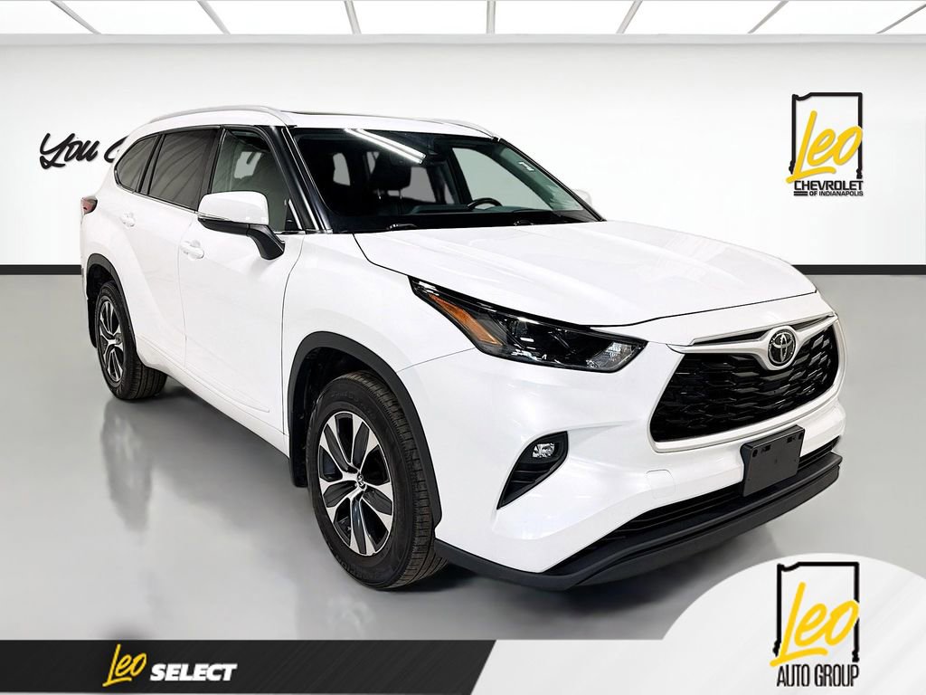Used 2022 Toyota Highlander XLE image 3