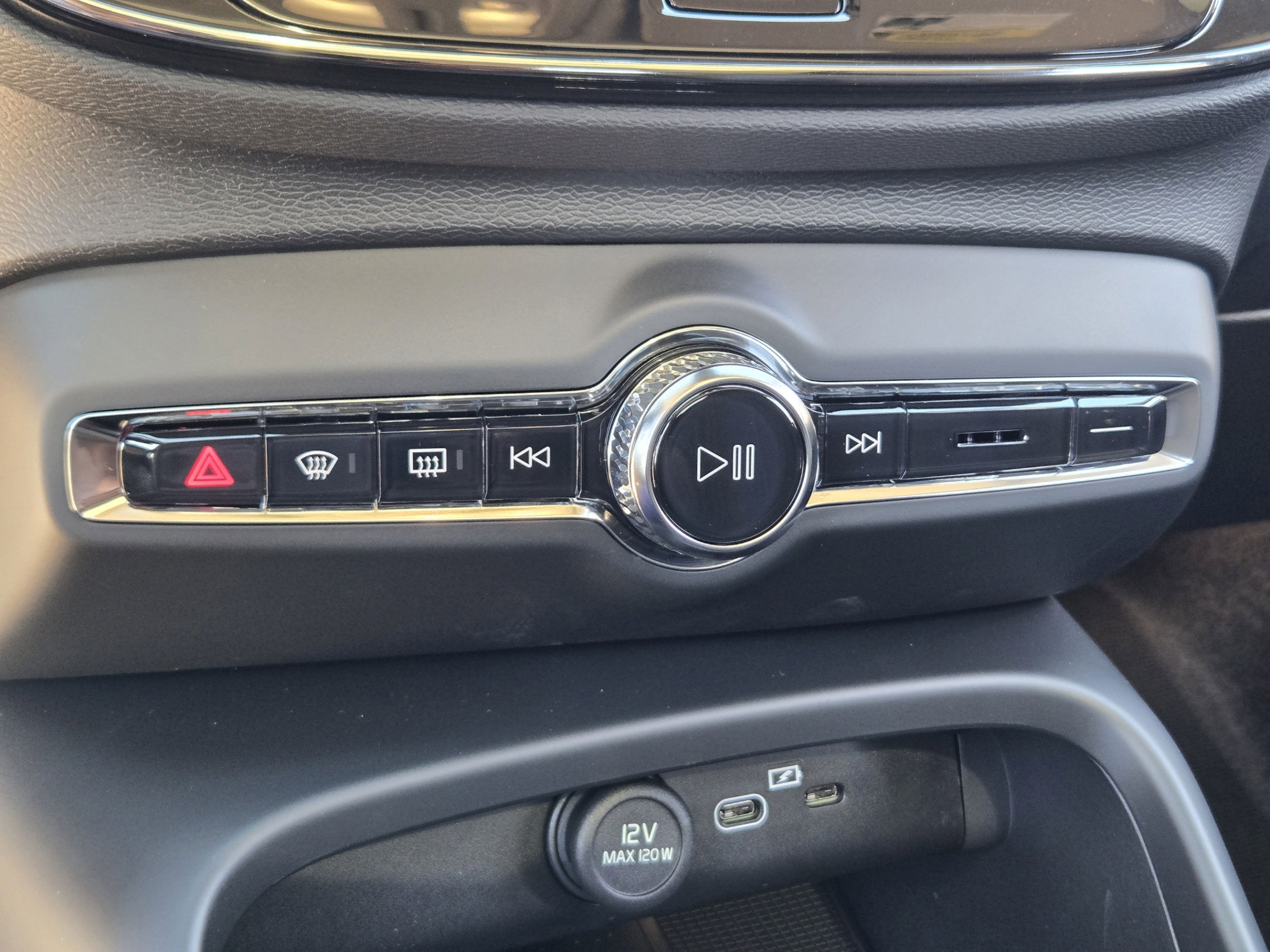New 2026 Volvo XC40 B4 Core w/ Climate Package FWD image 17