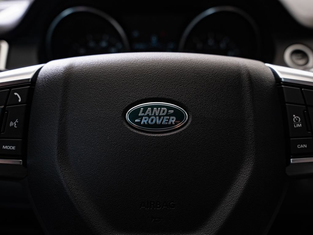 Used 2018 Land Rover Discovery Sport SE image 30