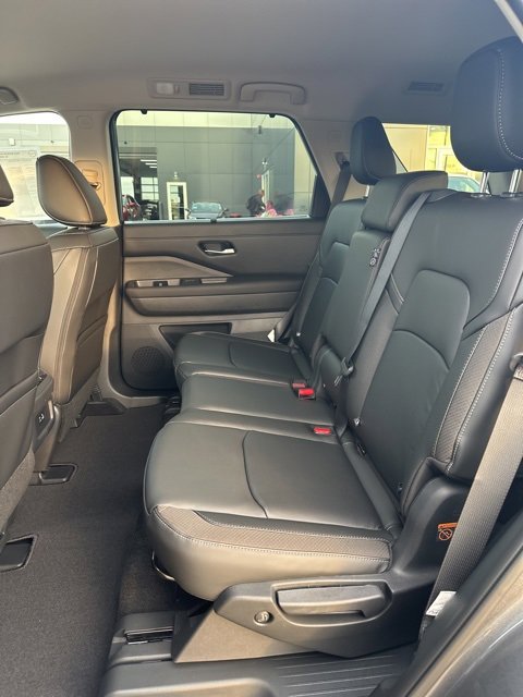 New 2025 Nissan Pathfinder SL image 12