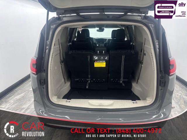 Used 2021 Chrysler Pacifica Touring-L image 7