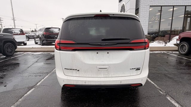 Used 2023 Chrysler Pacifica Limited w/ Uconnect Theater Family Group image 4