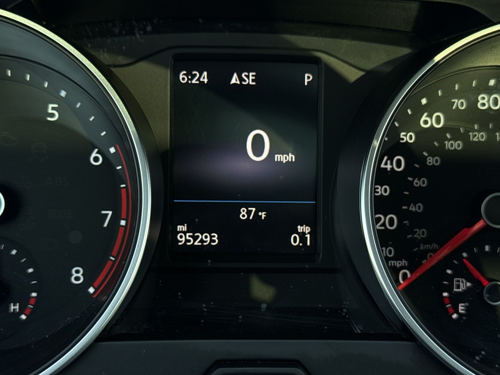 Used 2018 Volkswagen Tiguan SEL AWD/4WD image 16