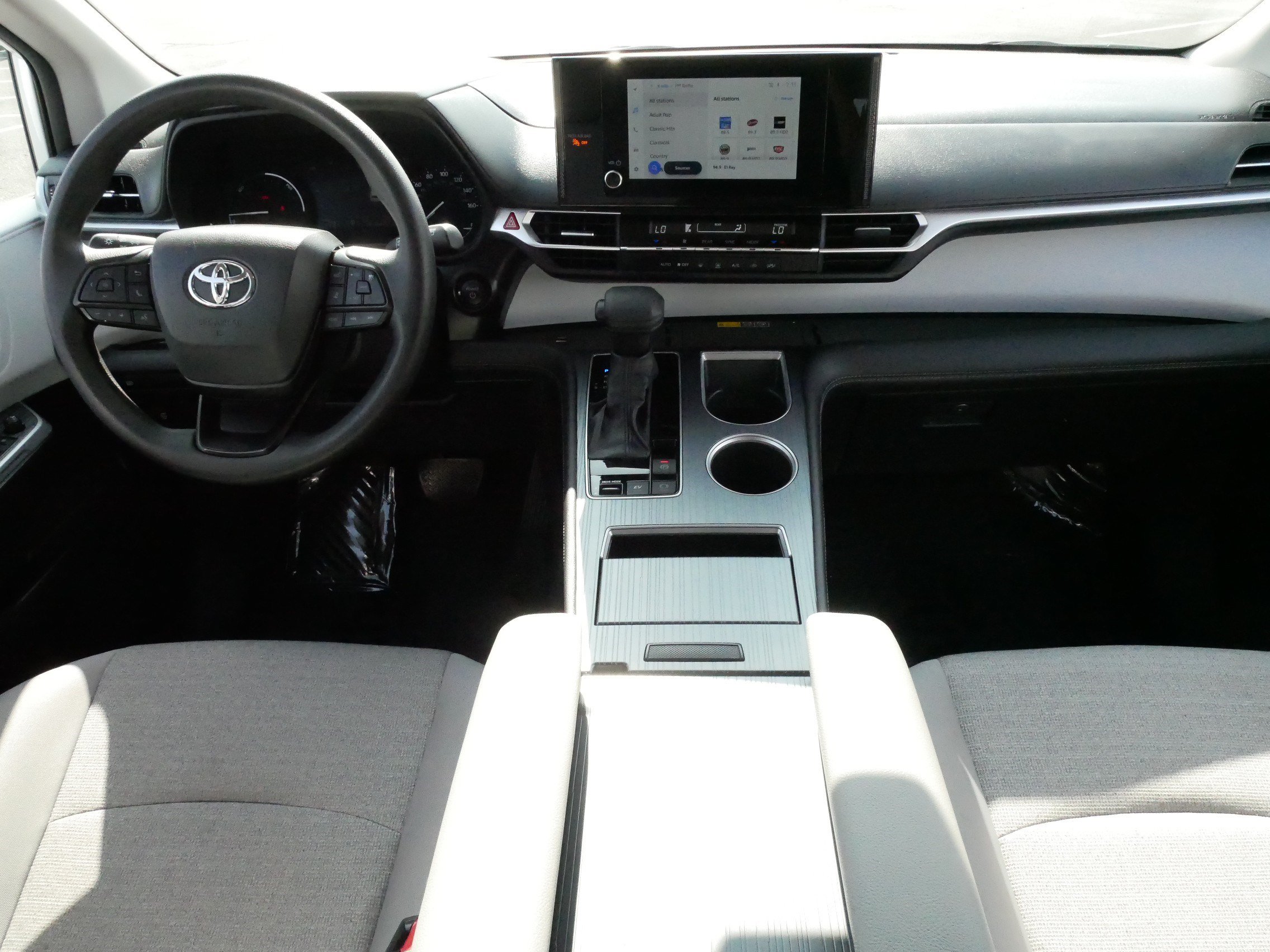 Certified 2025 Toyota Sienna LE FWD image 10
