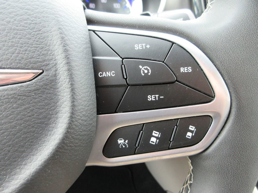 Used 2023 Chrysler Pacifica Touring-L image 26