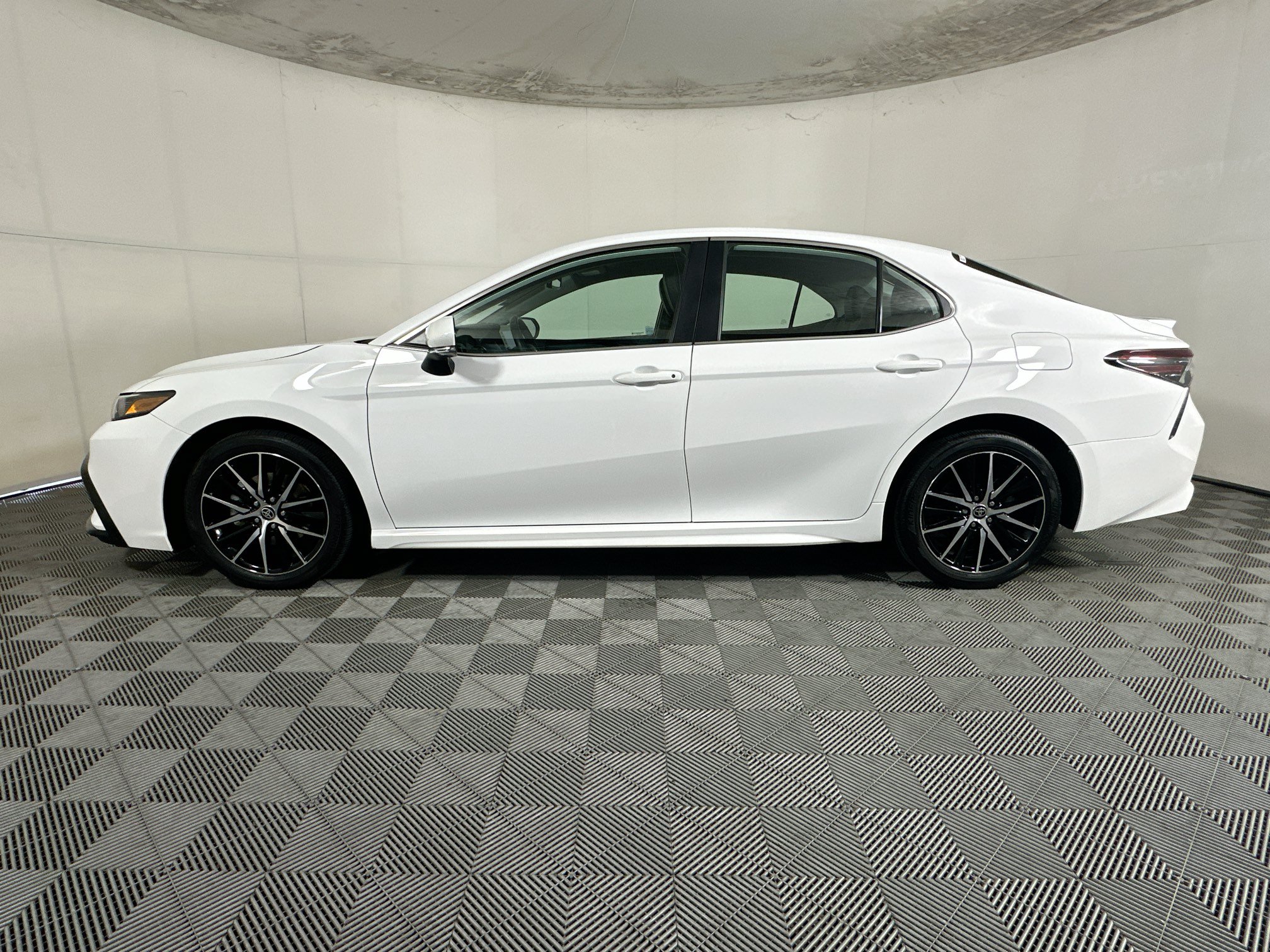 Used 2024 Toyota Camry SE w/ Convenience Package FWD image 6