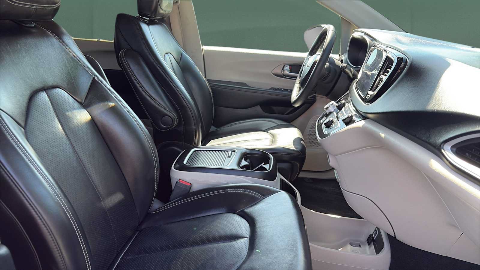 Used 2023 Chrysler Pacifica Touring-L FWD image 25