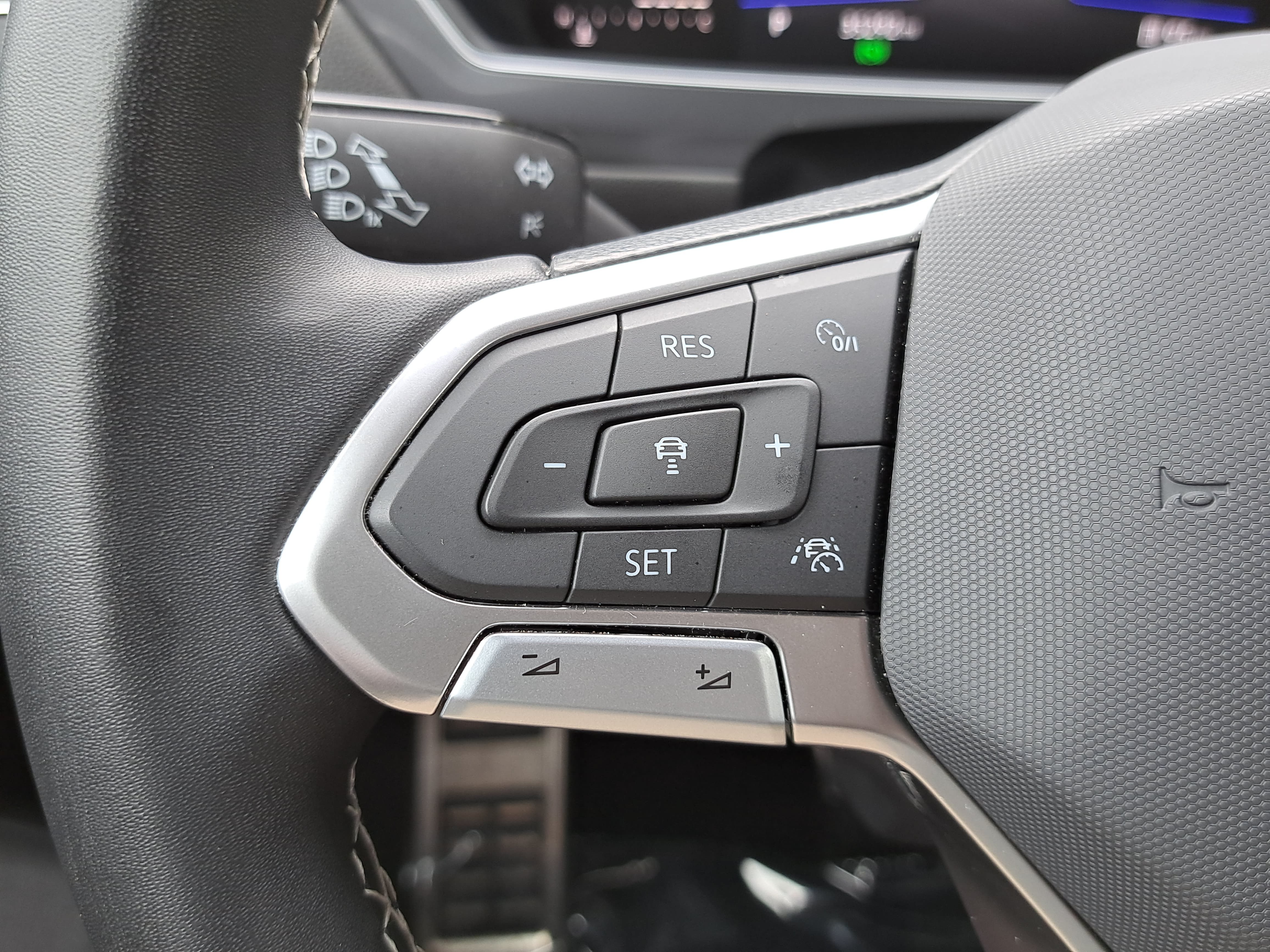 Used 2023 Volkswagen Tiguan SE R-Line FWD image 17