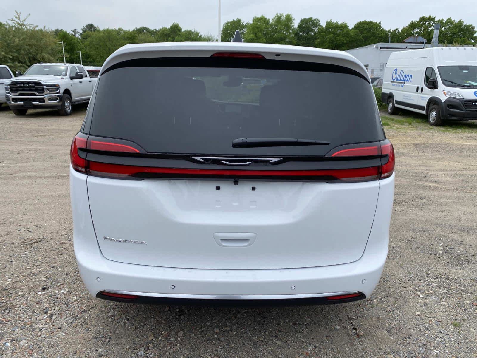 New 2027 Chrysler Pacifica Select FWD image 4