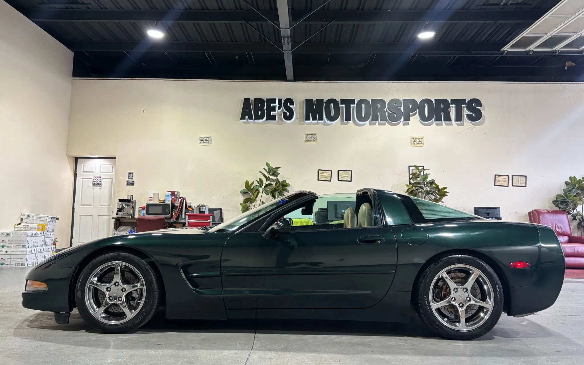 Used 2000 Chevrolet Corvette Coupe w/ Performance Handling Pkg image 5
