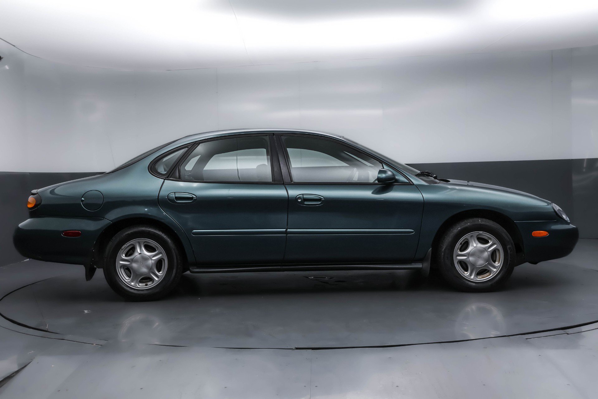 Used 1997 Ford Taurus GL image 3