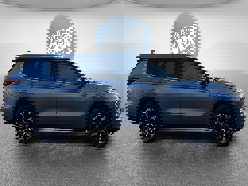 Used 2023 Mitsubishi Outlander SE image 2