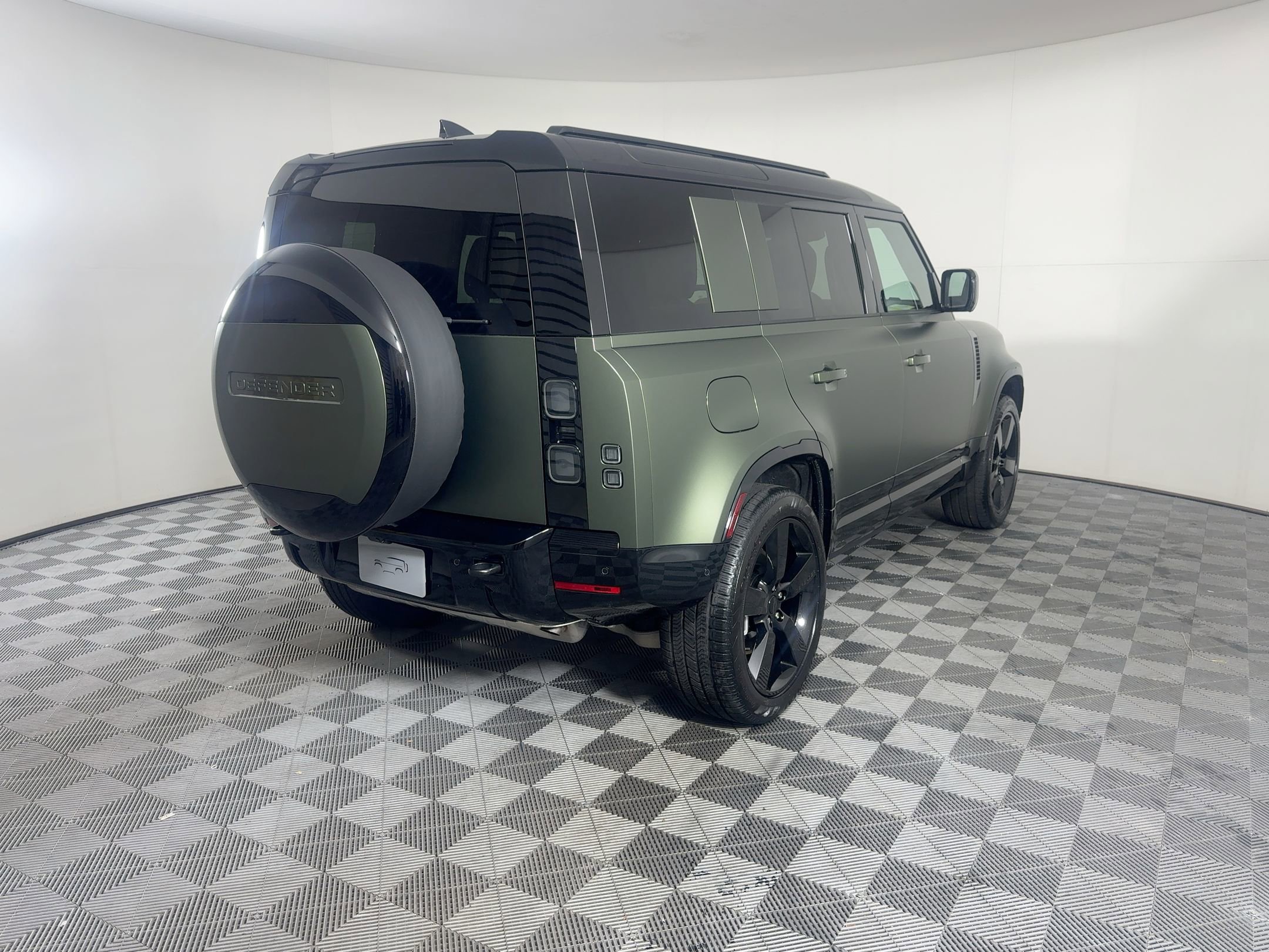 New 2026 Land Rover Defender 110 X-Dynamic SE image 9