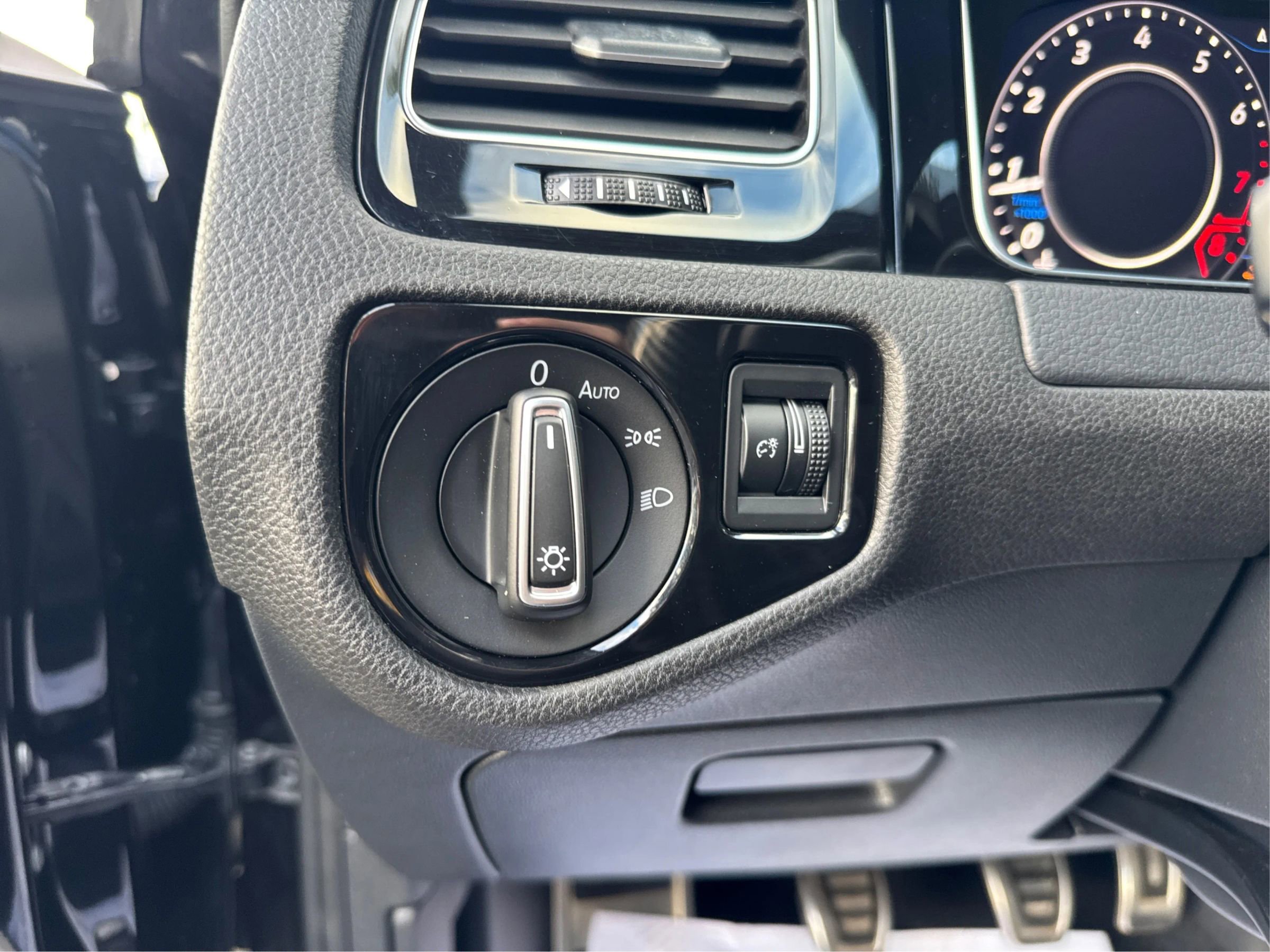 Used 2018 Volkswagen Golf R 4-Door image 22