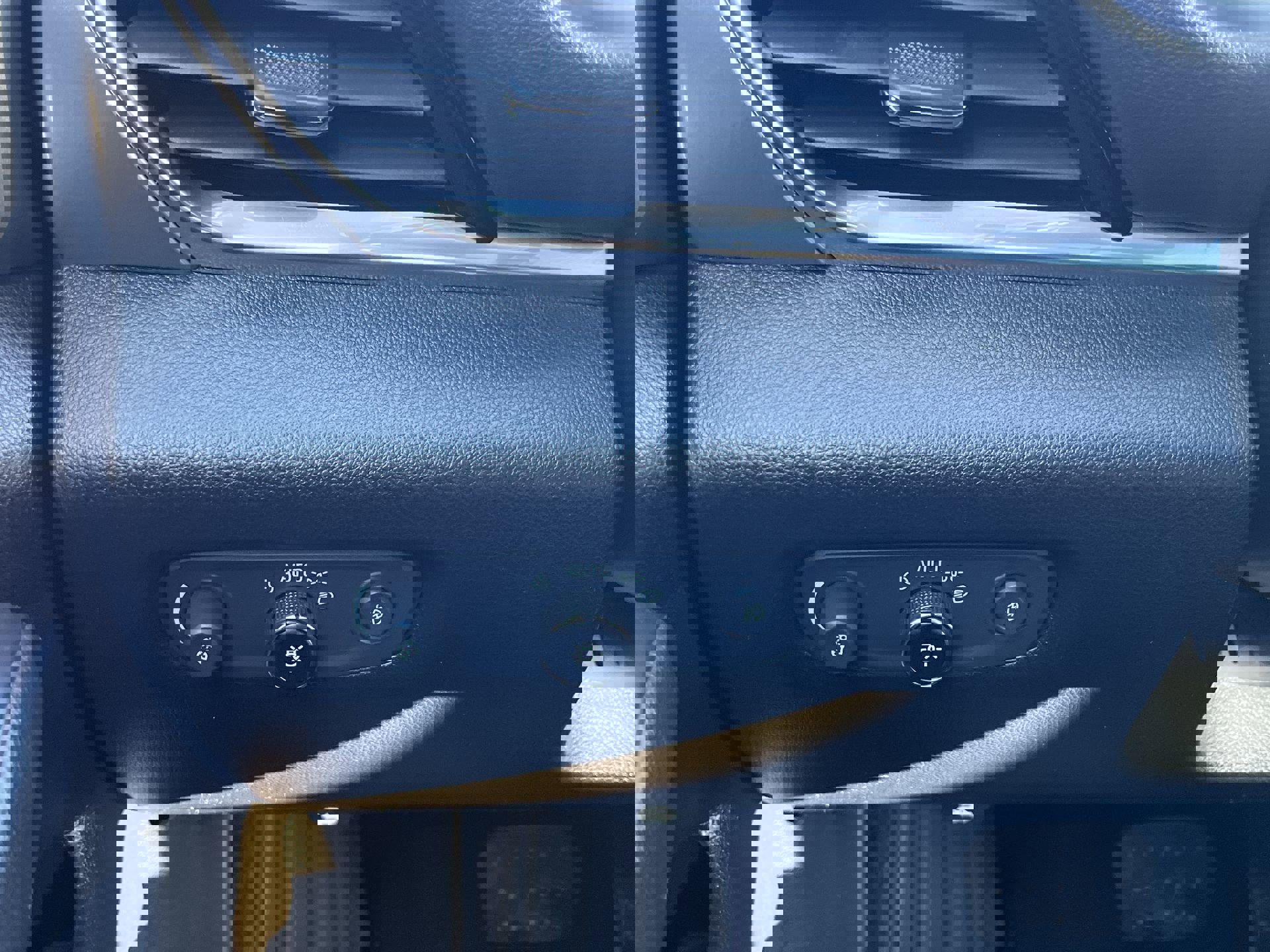 Used 2019 Chevrolet Traverse LT image 18