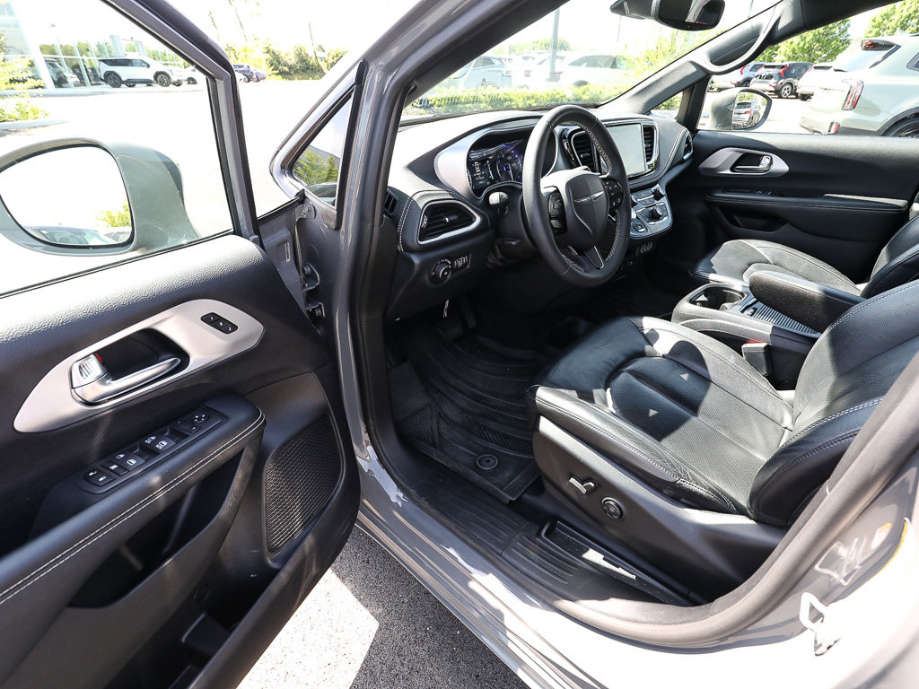 Used 2022 Chrysler Pacifica Touring-L w/ S Appearance Package FWD image 10