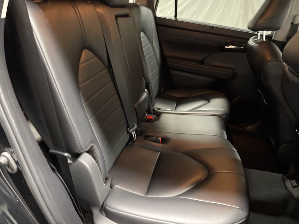 Used 2024 Toyota Highlander XLE image 11
