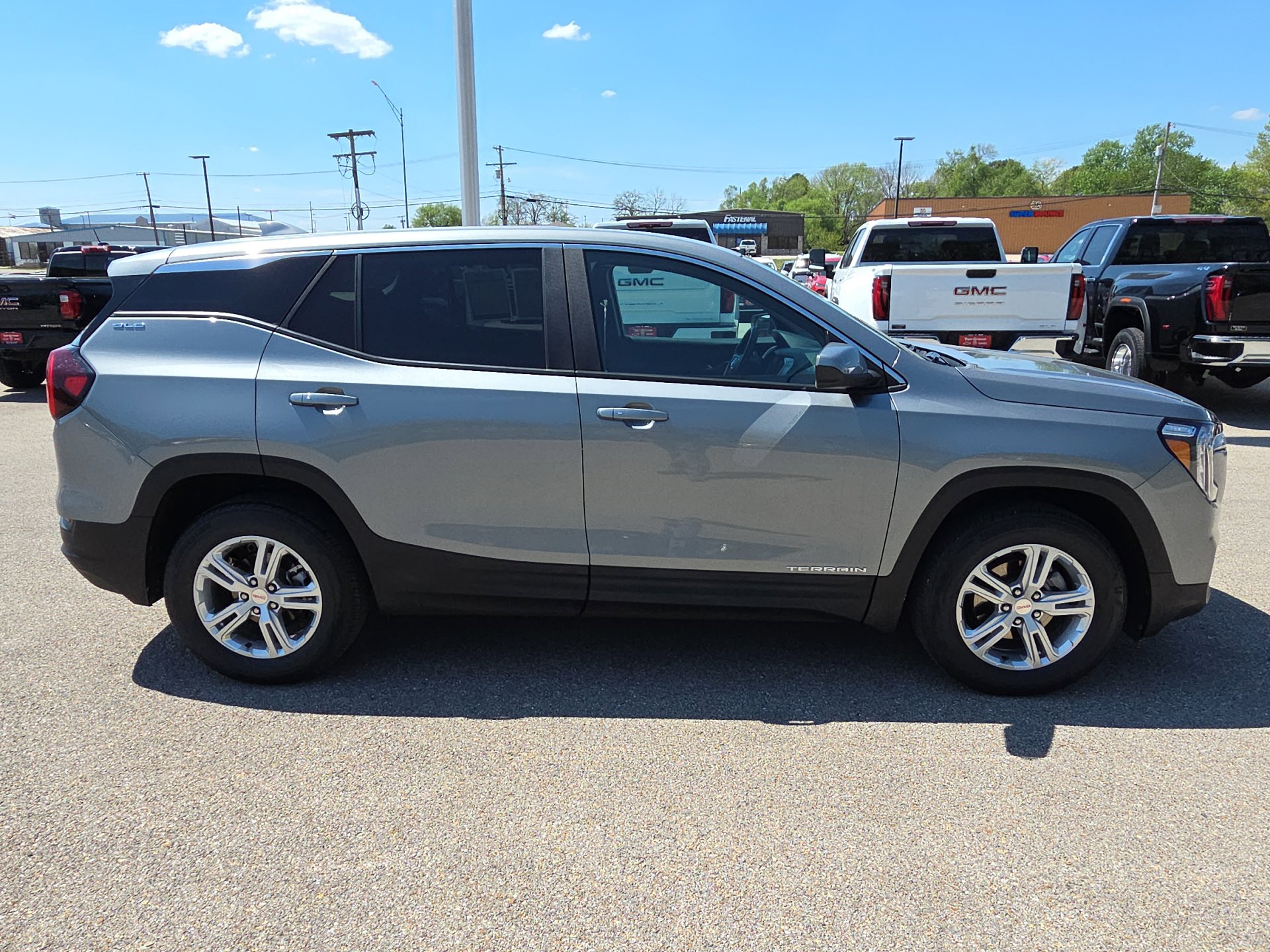 Used 2024 GMC Terrain SLE image 9