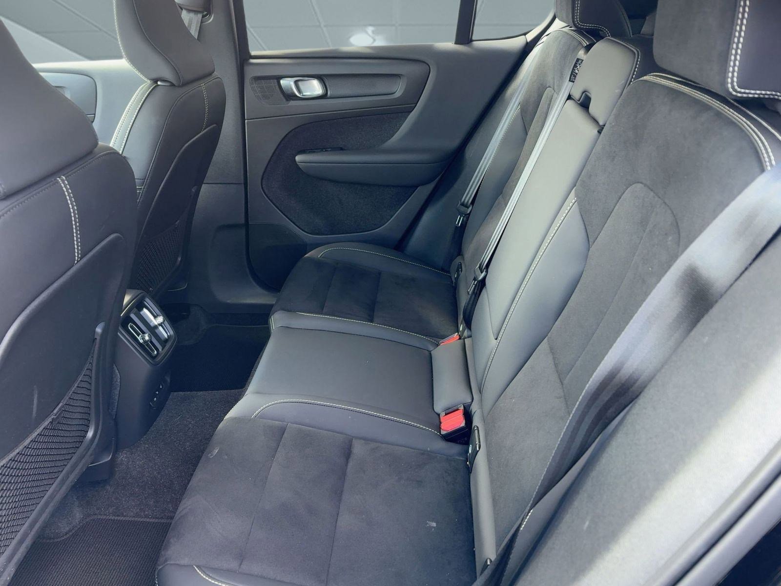 Certified 2025 Volvo EC40 Ultra image 30