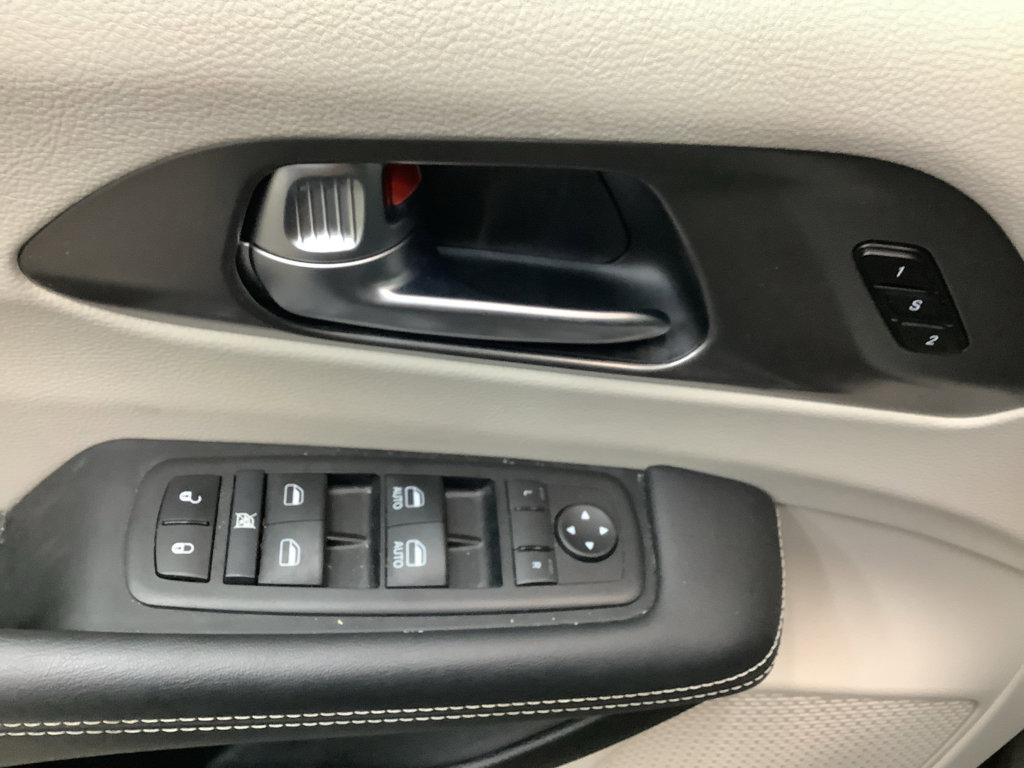 Used 2024 Chrysler Pacifica Touring-L image 16