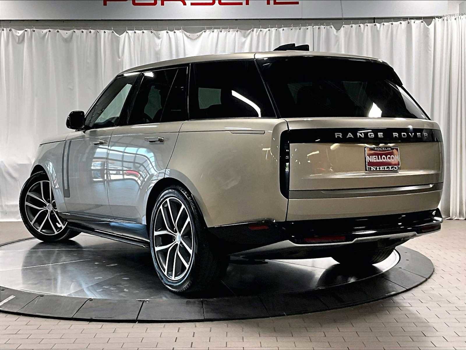 Used 2025 Land Rover Range Rover SE image 3