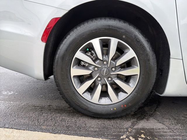 Used 2023 Chrysler Pacifica Touring-L FWD image 35