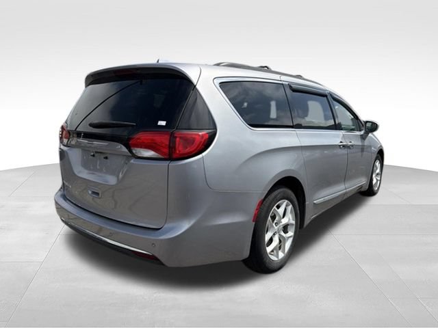 Used 2017 Chrysler Pacifica Touring-L w/ Tire & Wheel Group FWD image 3