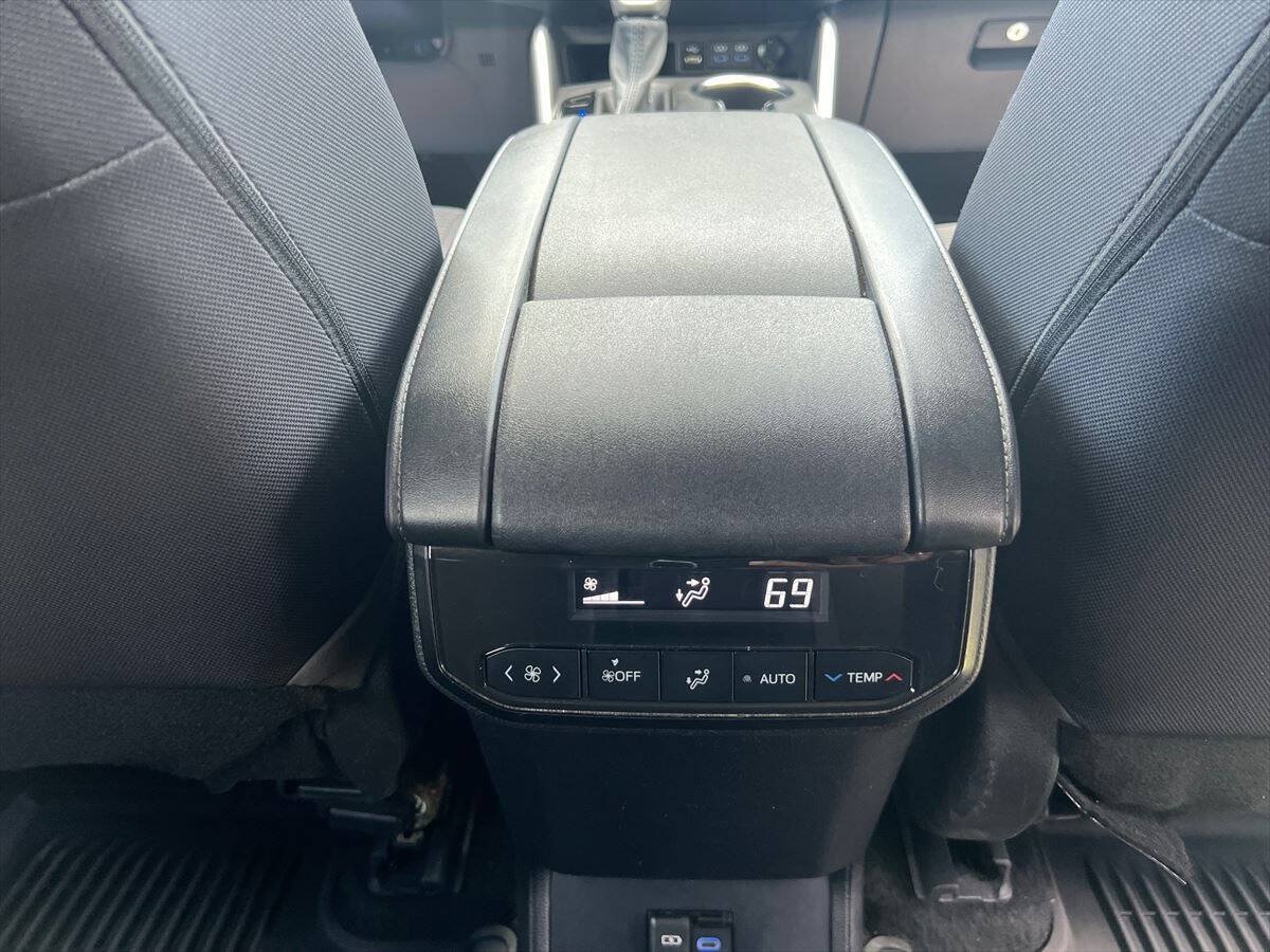 Used 2022 Toyota Highlander LE AWD/4WD image 15
