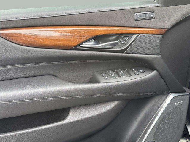 Used 2020 Cadillac Escalade Luxury w/ Escalade Sport Edition AWD/4WD image 32