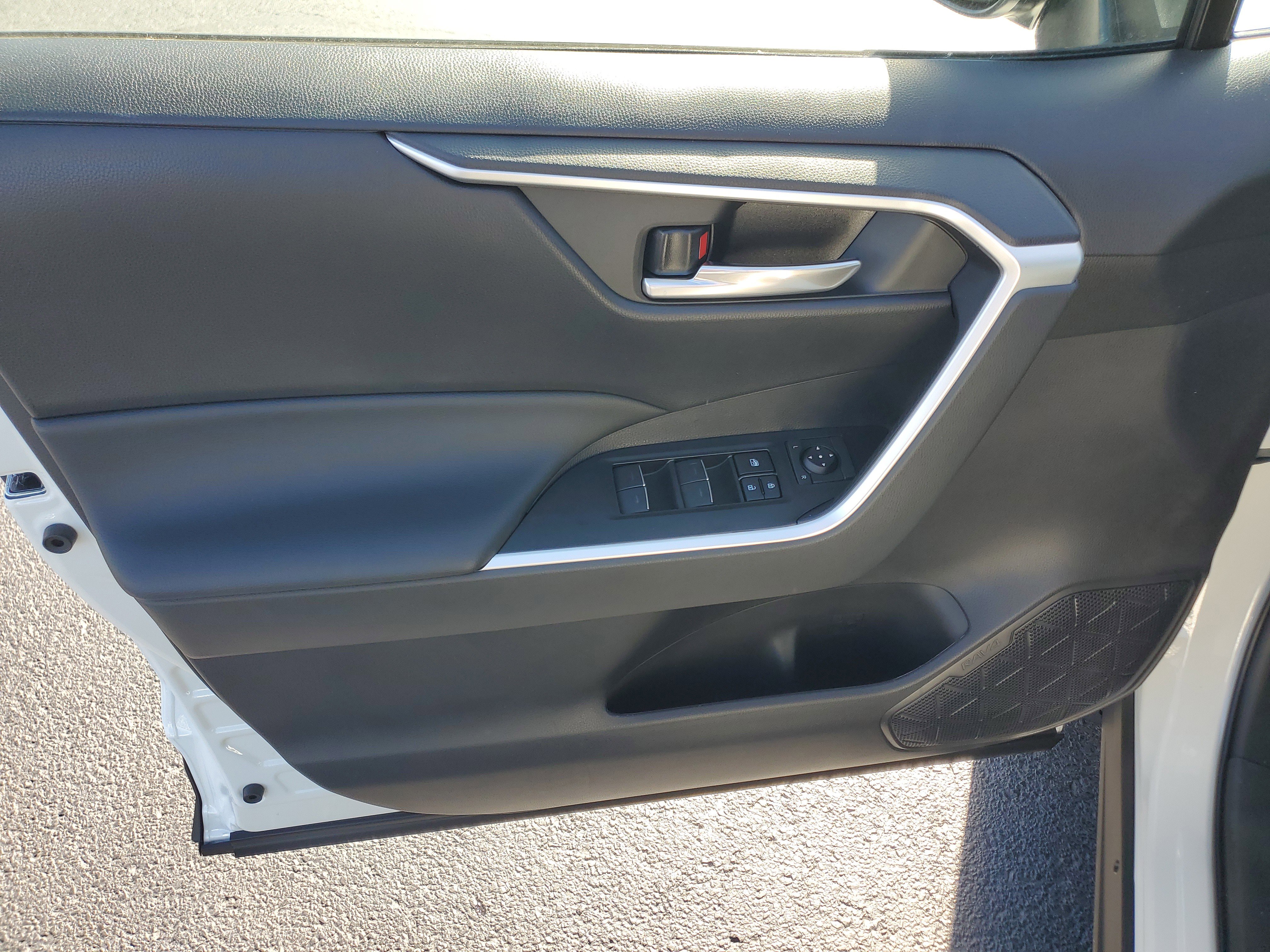 Used 2025 Toyota RAV4 XLE image 18